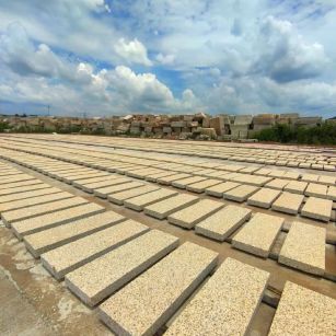 广州 黄金麻花岗岩荔枝面地铺石防护中