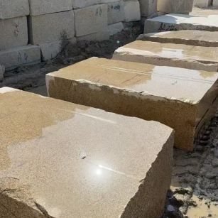 广州 黄金麻方料堆场洗料分选中，原材料充足