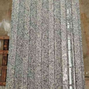 广州 芝麻白花岗岩荔枝面雕刻盲道，盲条