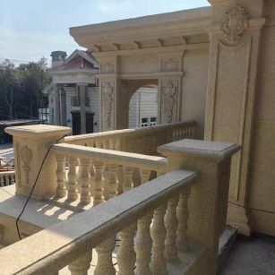 广州 黄金麻别墅外墙干挂雕花配合阳台栏杆花瓶柱