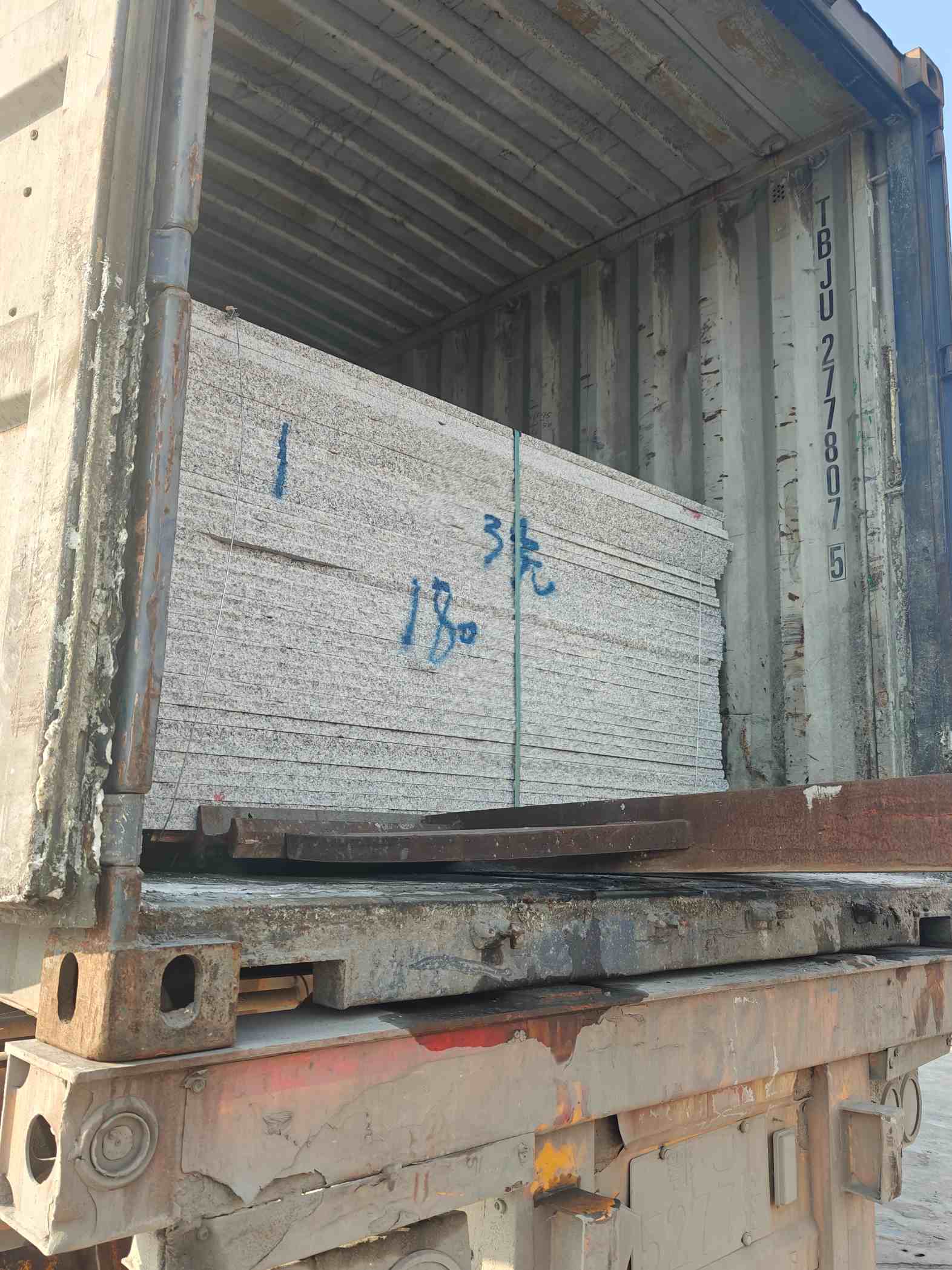 广州 芝麻白花岗岩石材3.0公分光面毛板装柜出货