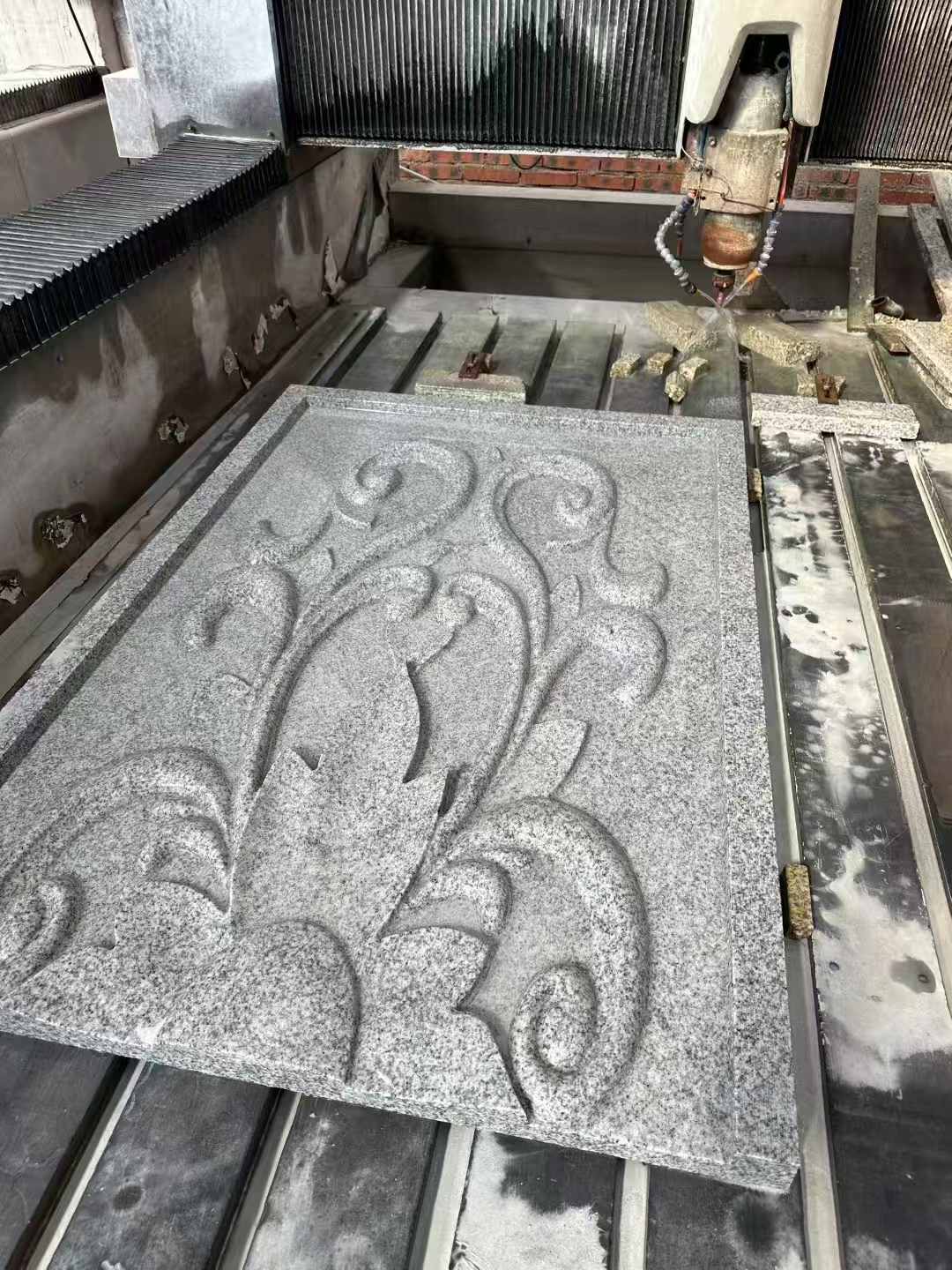 广州 白麻别墅干挂雕花板