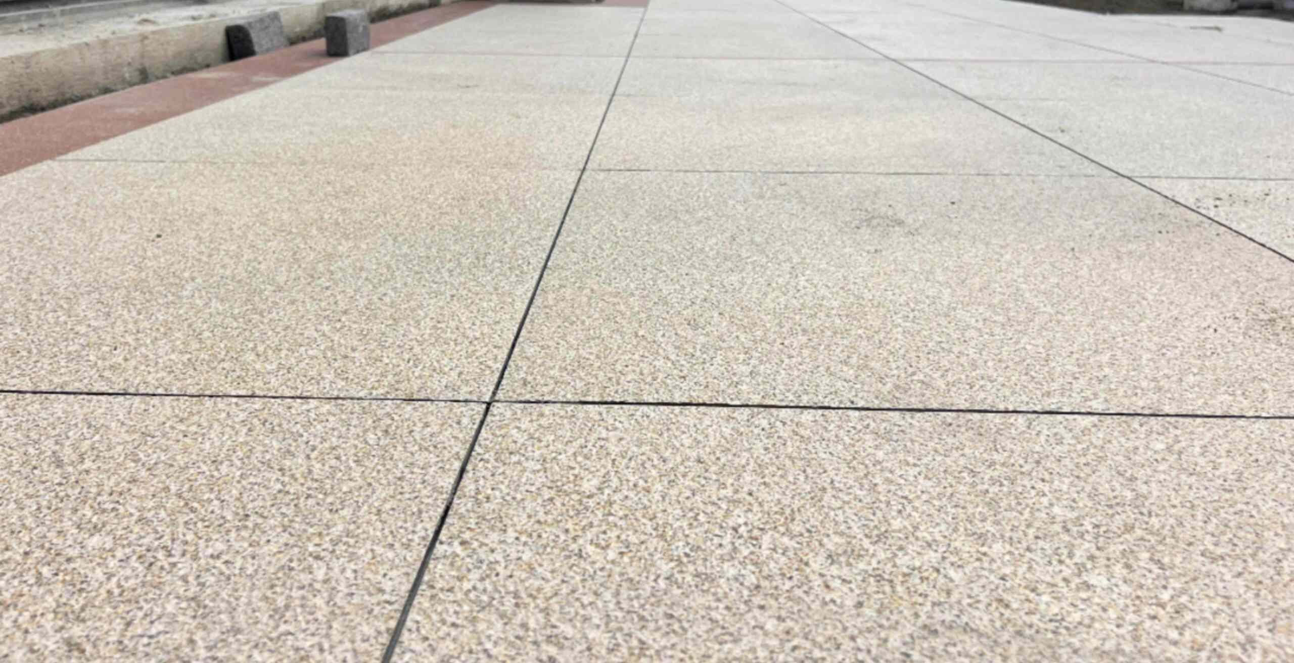 广州 黄金麻花岗岩石板材荔枝面地面铺装效果