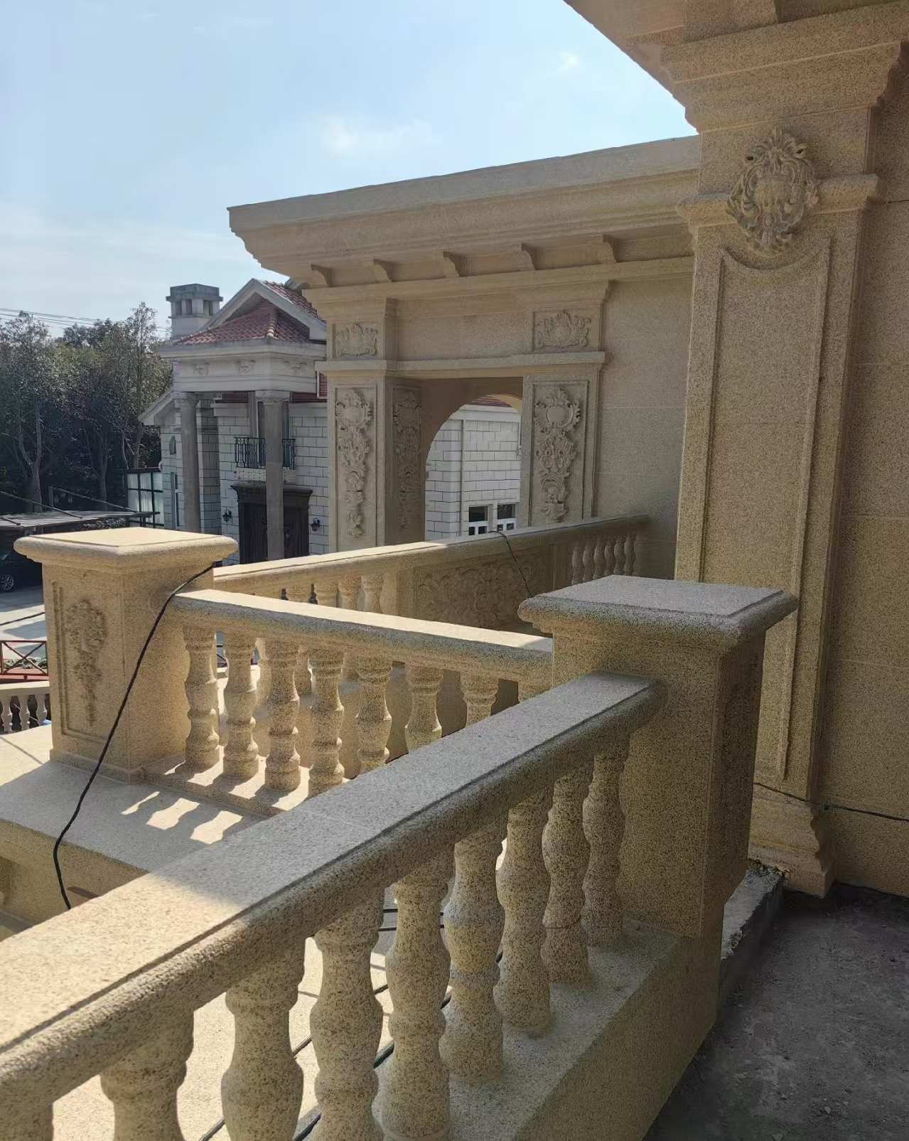 广州 黄金麻别墅外墙干挂雕花配合阳台栏杆花瓶柱