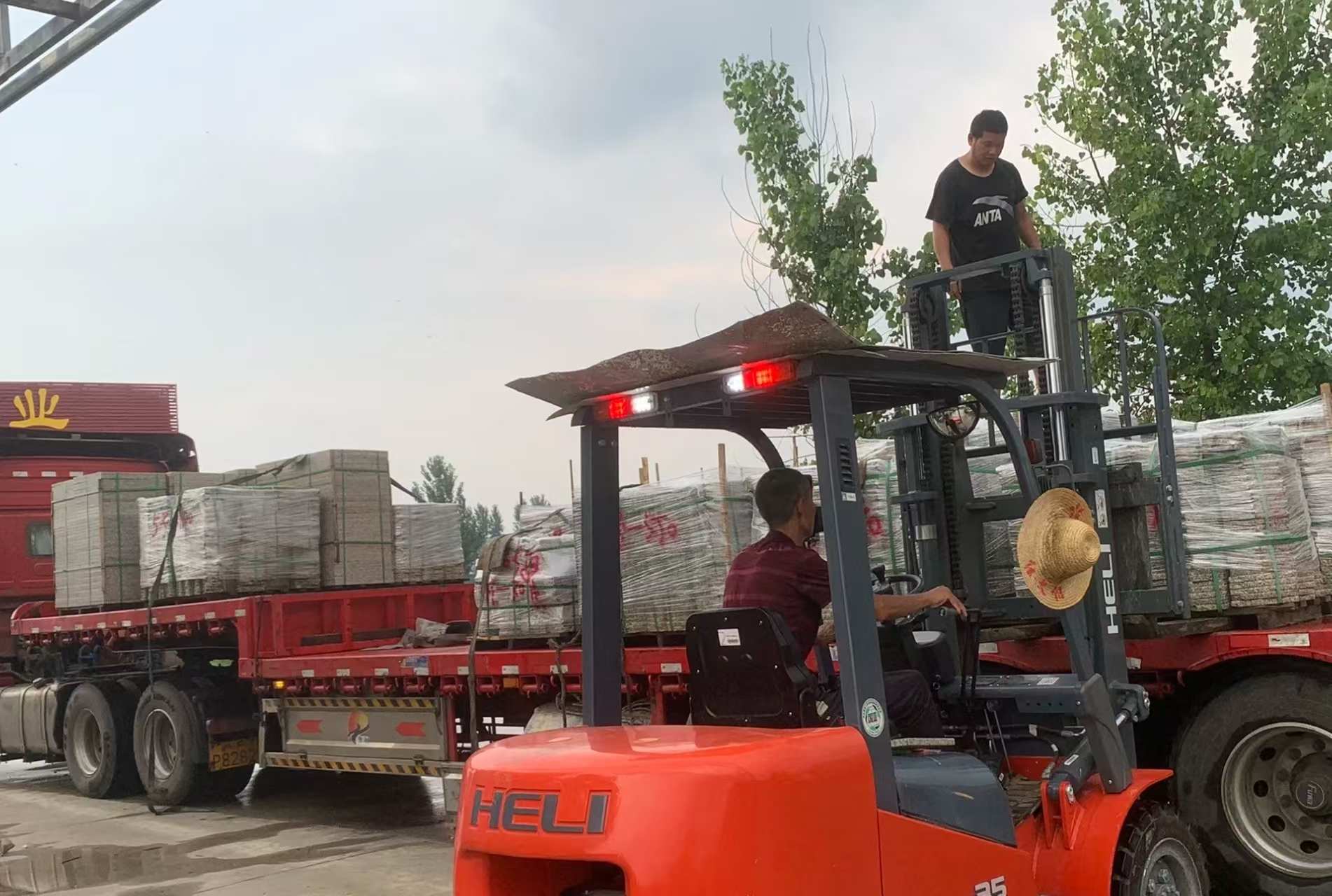 广州 黄金麻冰裂纹，地铺石装车