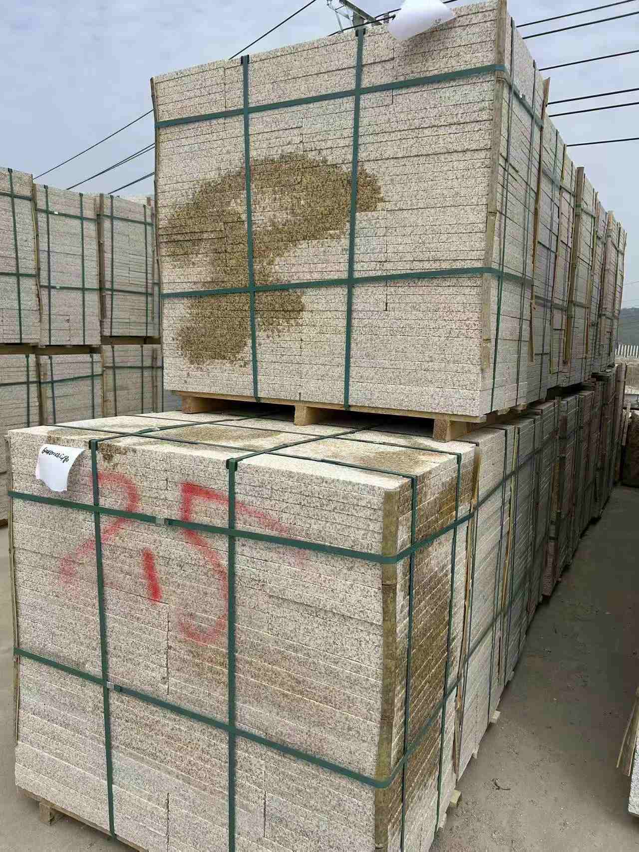 广州 黄金麻花岗岩石材荔枝面地铺石2.5*300*600