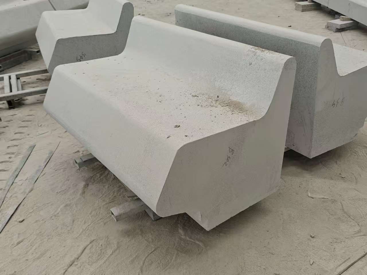 广州 芝麻白花岗岩异形坐凳，石凳