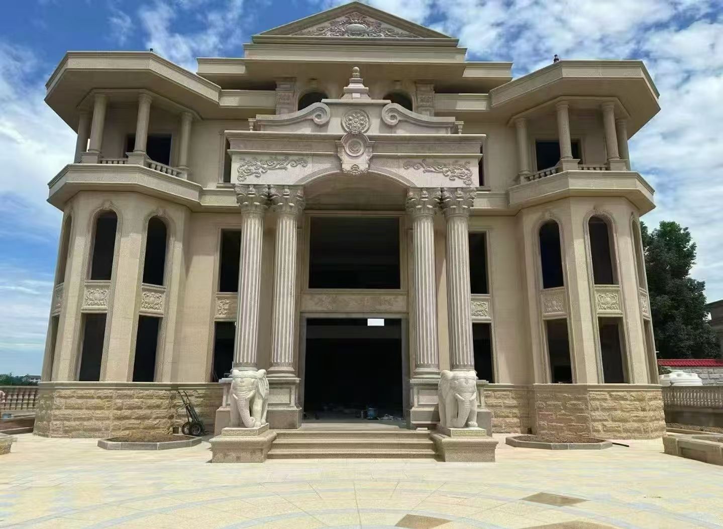 广州 黄金麻别墅外墙干挂，大柱，大象，蘑菇石，雕花板