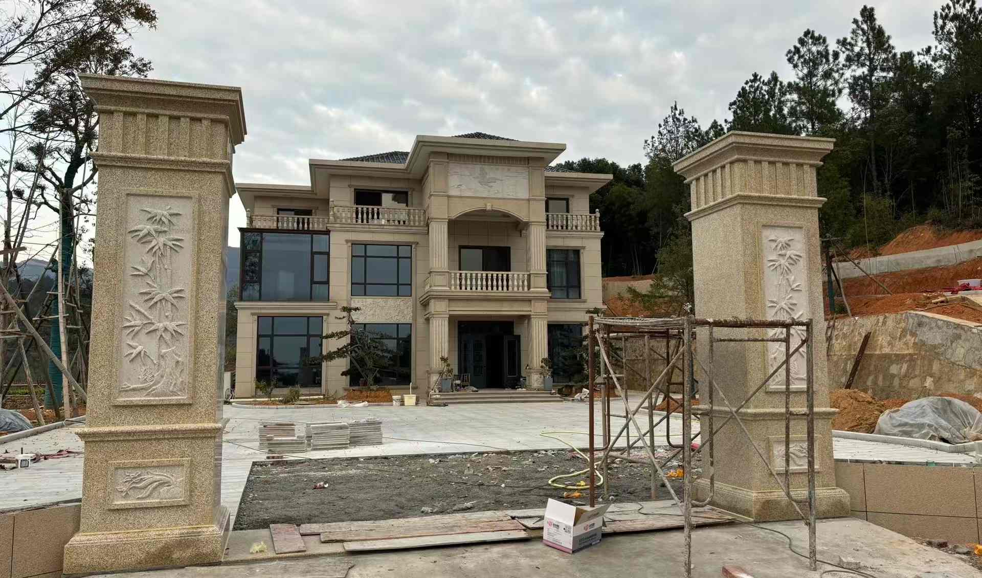 广州 黄金麻花岗岩别墅雕花外墙干挂配上门口雕花罗马柱