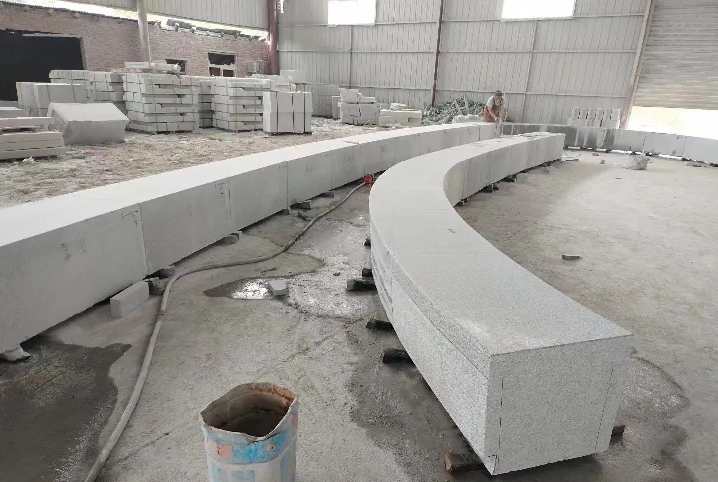 广州芝麻白花岗岩石板材 园林光面弧形坐凳