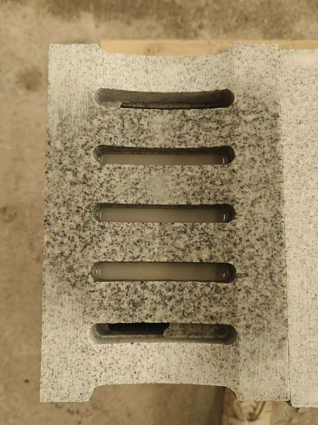 广州 芝麻白拉丝面花岗岩U型开槽排水槽