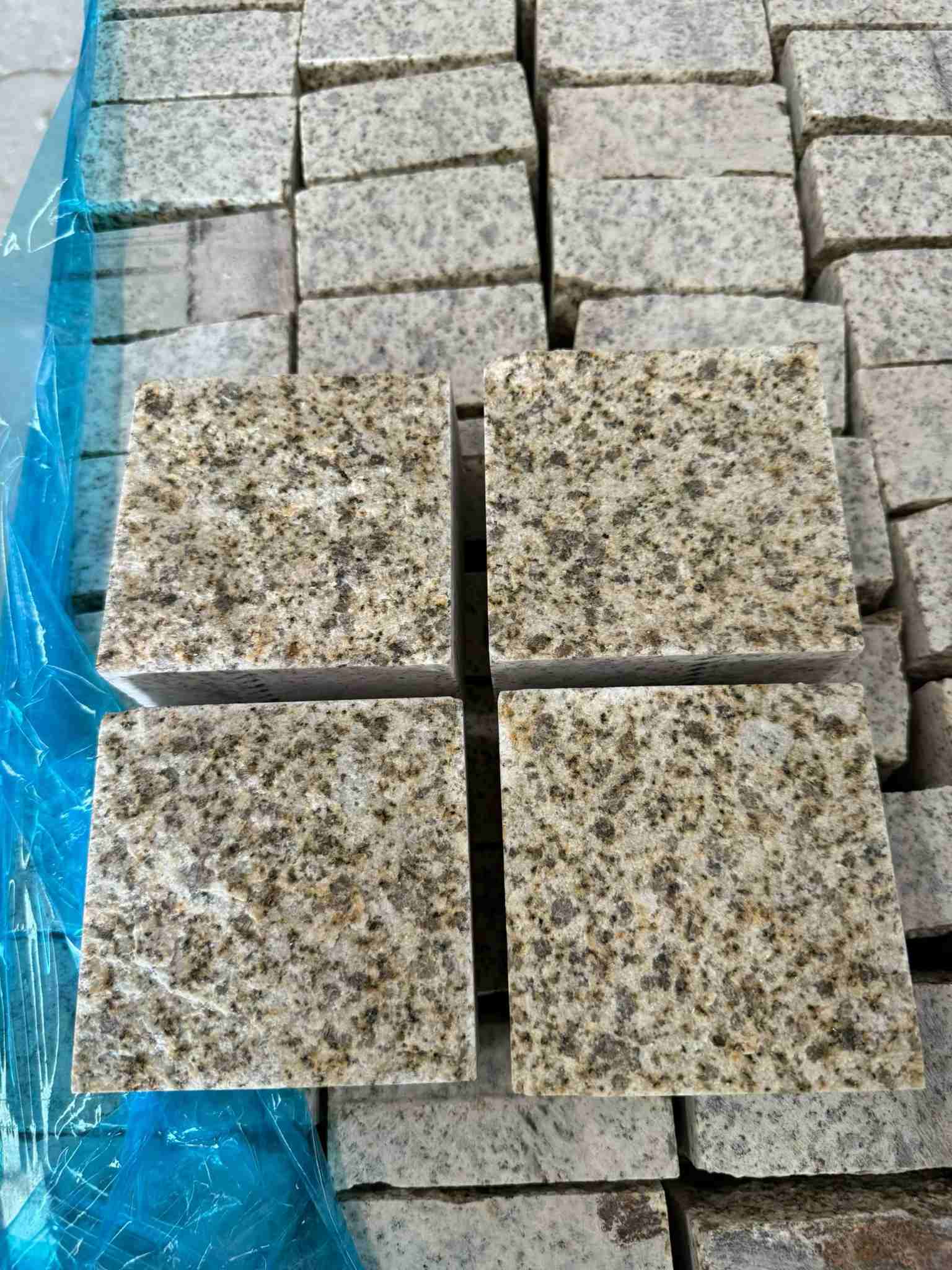 广州 黄金麻花岗岩自然面小方块，弹石，马蹄石等