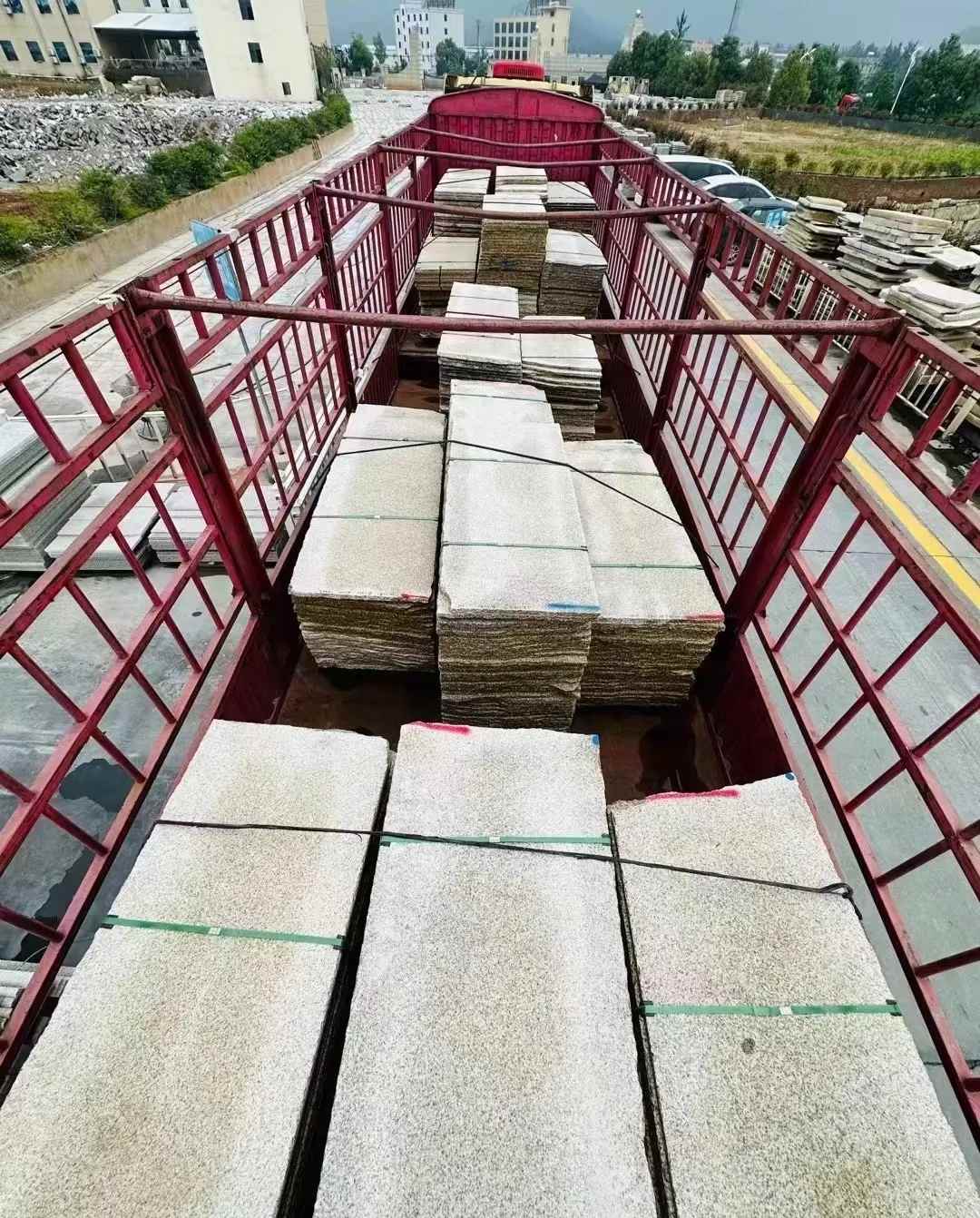 广州 黄金麻花岗岩荔枝面，光面毛板装车完成