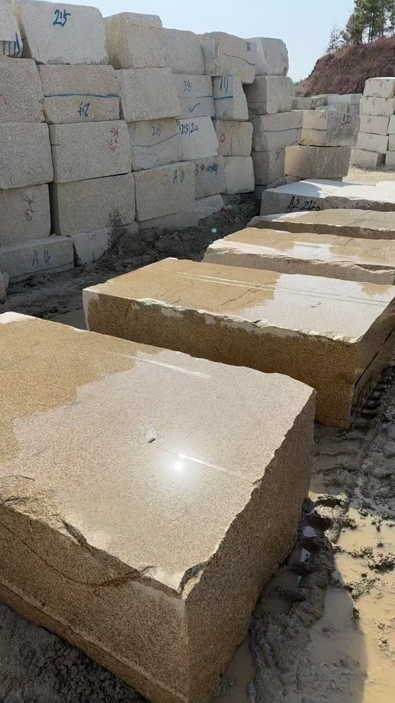 广州 黄金麻方料堆场洗料分选中，原材料充足