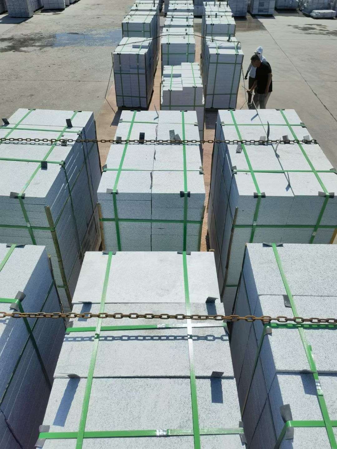 广州 芝麻白花岗岩5公分地铺石 花岗岩厂家工厂装车日常